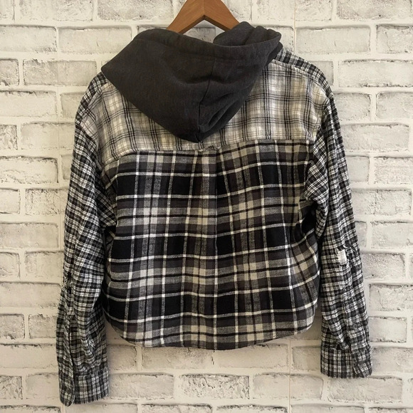Women’s American Eagle black and white distressed plaid crop hoodie flannel Sm - Picture 2 of 5
